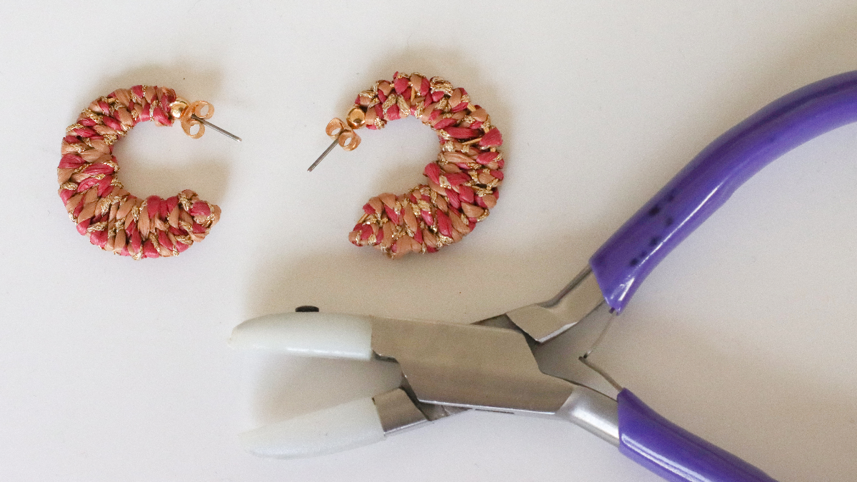 Boucles d'oreille créoles design lune en raphia rose et marron et fil doré : Etape 9