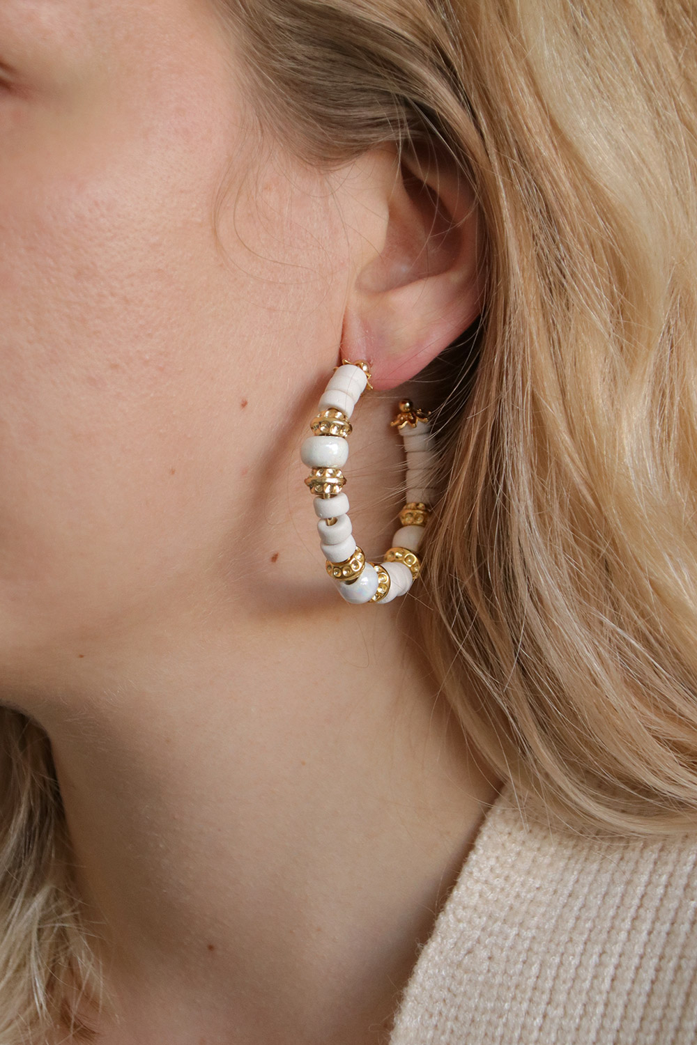 Schéma DIY Créoles dorées avec perles en céramique blanches