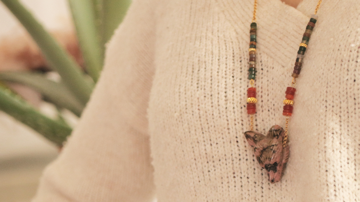 Schéma Collier pendentif tête de loup en Rhodonite, perles heishi en cornaline et agate teintée