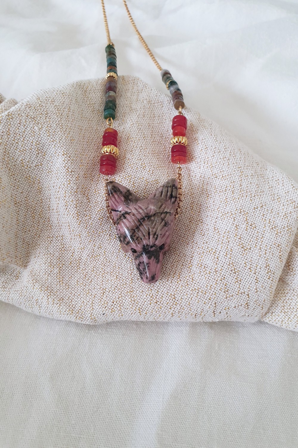 Schéma Collier pendentif tête de loup en Rhodonite, perles heishi en cornaline et agate teintée
