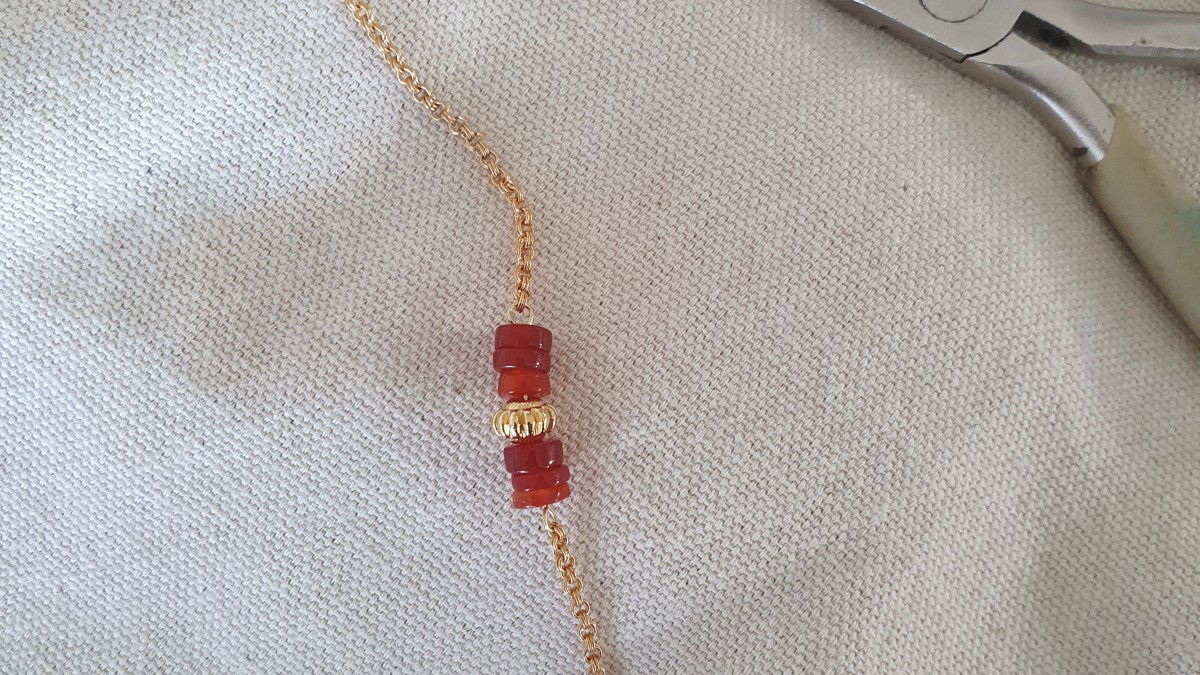 Collier pendentif tête de loup en Rhodonite, perles heishi en cornaline et agate teintée : Etape 1