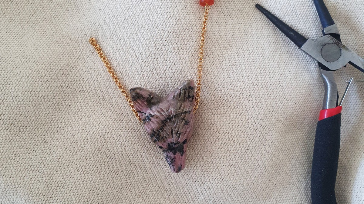 Collier pendentif tête de loup en Rhodonite, perles heishi en cornaline et agate teintée : Etape 2