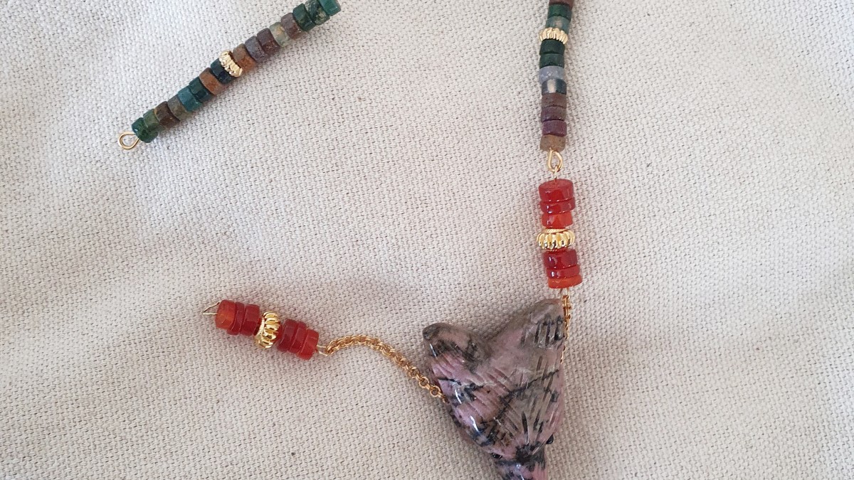 Collier pendentif tête de loup en Rhodonite, perles heishi en cornaline et agate teintée : Etape 3