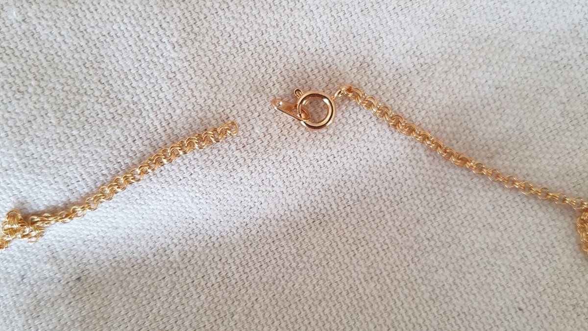 Collier pendentif tête de loup en Rhodonite, perles heishi en cornaline et agate teintée : Etape 4