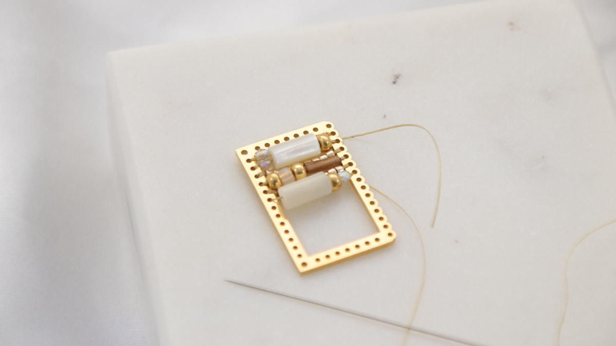 Boucles d'oreilles en tissage de perles nacre et Miyuki : Etape 2