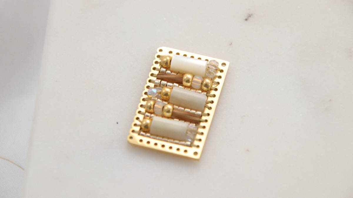 Boucles d'oreilles en tissage de perles nacre et Miyuki : Etape 3