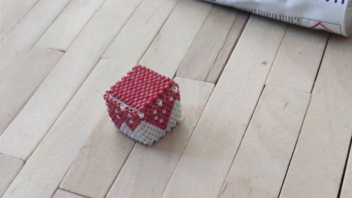 DIY Paquets cadeaux de Noël en relief en tissage de perles Miyuki : Etape 5