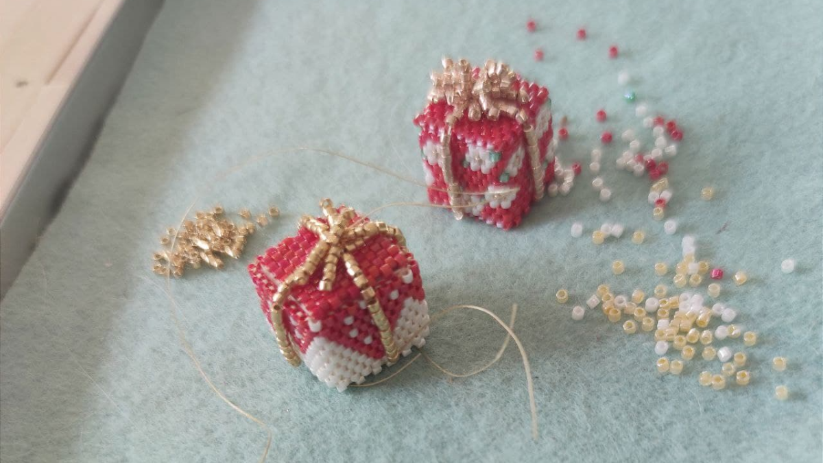 DIY Paquets cadeaux de Noël en relief en tissage de perles Miyuki : Etape 9