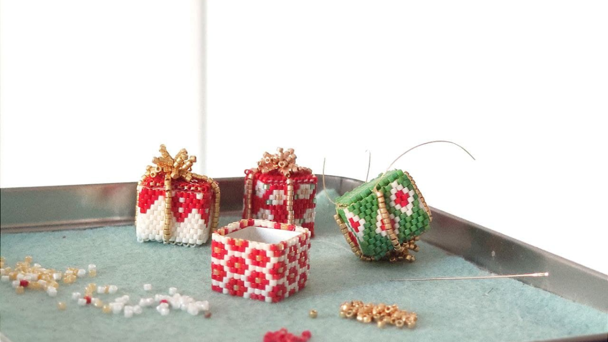DIY Paquets cadeaux de Noël en relief en tissage de perles Miyuki : Etape 10