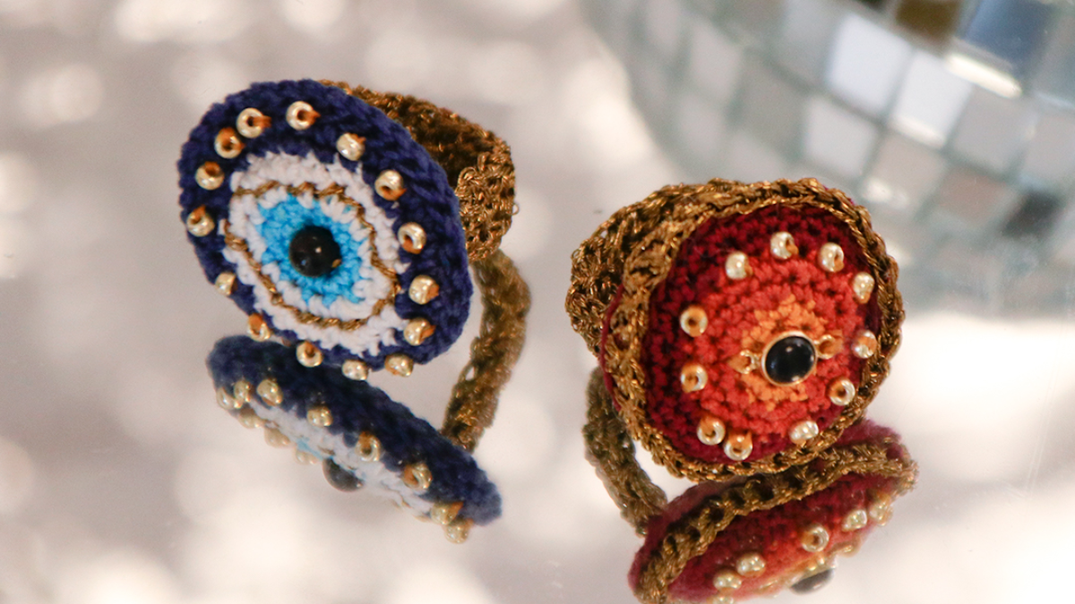 DIY Bagues amulettes porte-bonheur crochetées et rebrodées