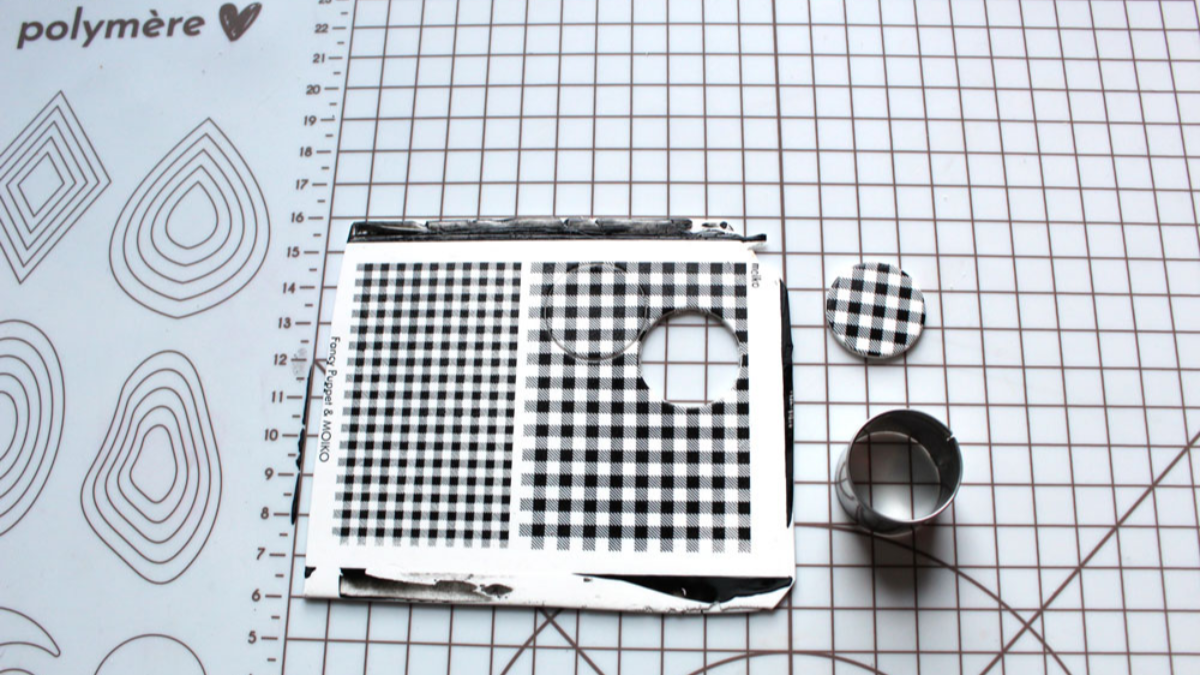 Boucles d'oreilles polymère avec silkscreen motif carreaux vichy : Etape 3