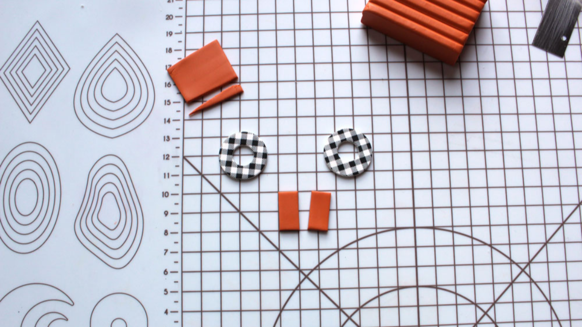 Boucles d'oreilles polymère avec silkscreen motif carreaux vichy : Etape 5