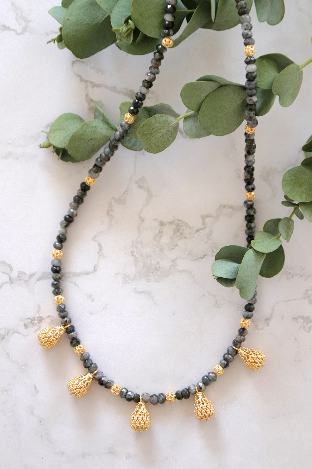 Schéma DIY Collier en pierre de jade gris et perles filigranées doré à l'or fin