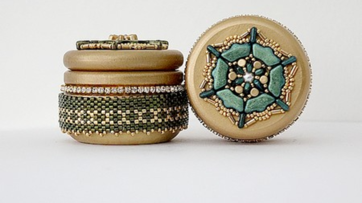 Schéma Boîte à secret Jodie avec perles en verre Delos, Piros et Minos par Puca