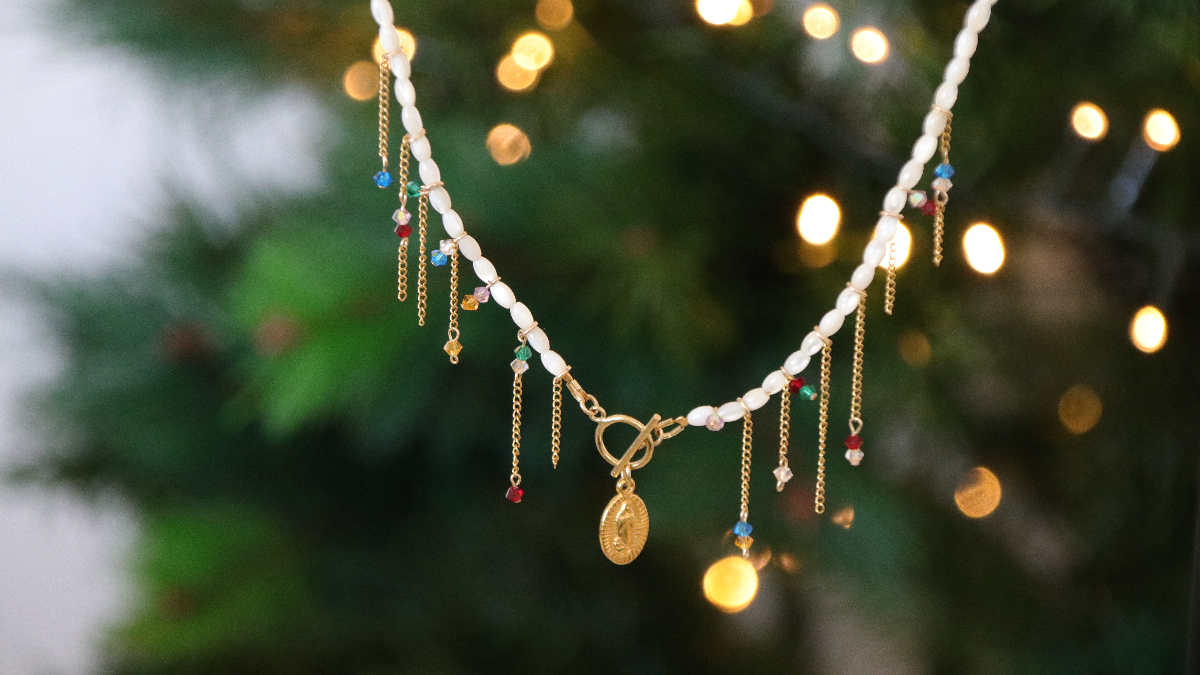 Collier DIY perles olive en nacre, chaînettes et perles toupies Preciosa