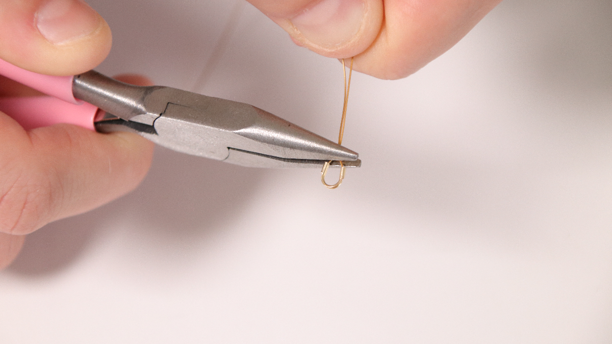 Collier DIY perles olive en nacre, chaînettes et perles toupies Preciosa : Etape 3