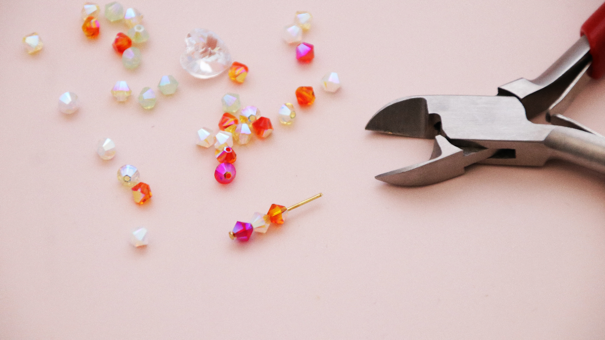 Boucles d'oreilles pendantes LOVE en chaîne maillons et cœurs PureCrystal : Etape 2