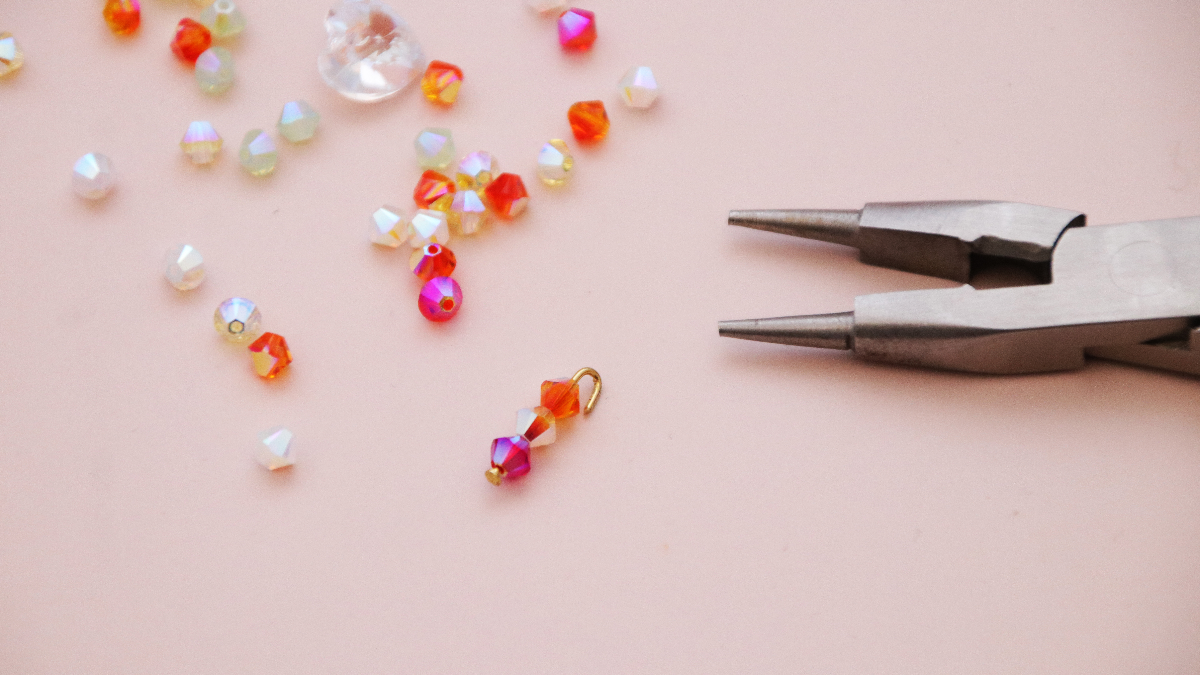 Boucles d'oreilles pendantes LOVE en chaîne maillons et cœurs PureCrystal : Etape 3