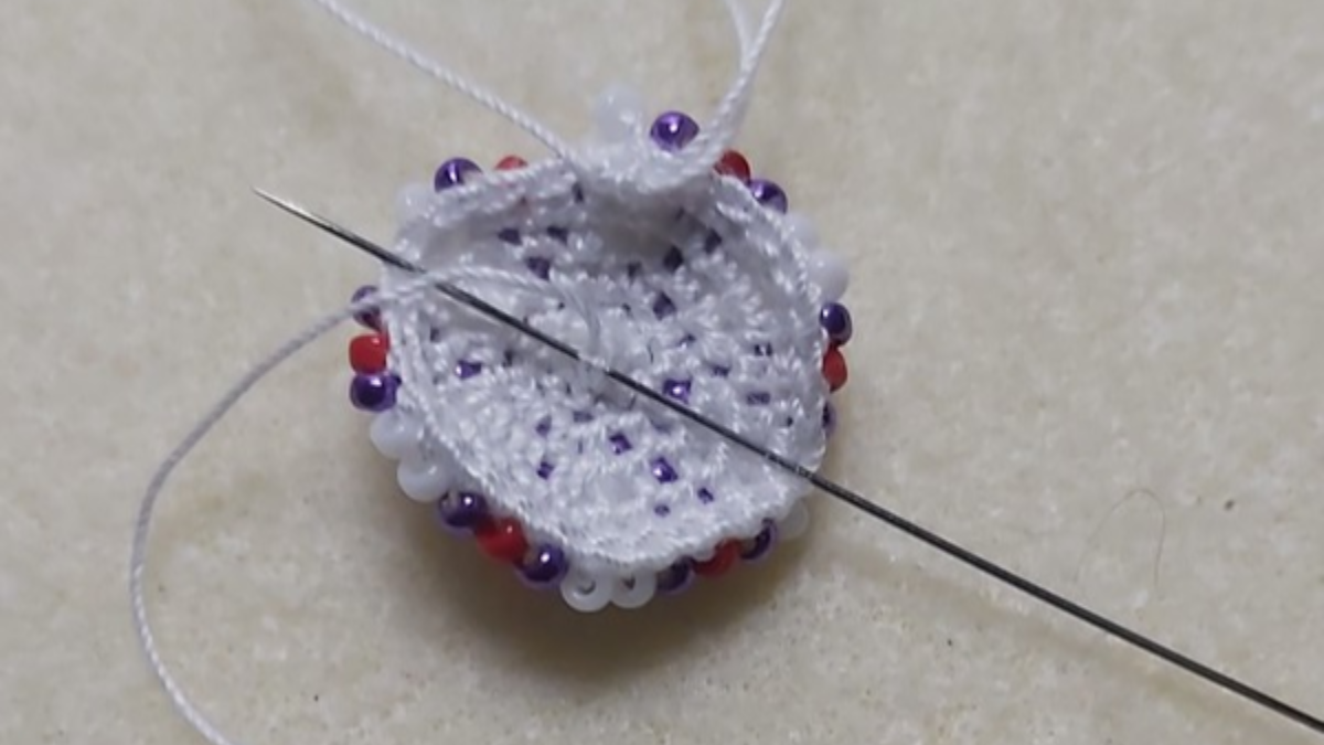 Boule de Noël au crochet en perles Miyuki et meshs PureCrystal : Etape 7