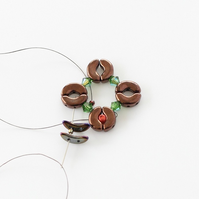 Bracelet été indien avec des perles Arcos© et Minos©, toupies PureCrystal : Etape 3