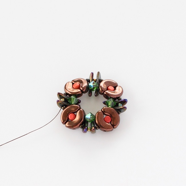 Bracelet été indien avec des perles Arcos© et Minos©, toupies PureCrystal : Etape 4