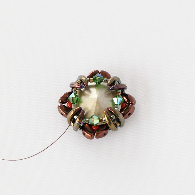 Bracelet été indien avec des perles Arcos© et Minos©, toupies PureCrystal : Etape 6