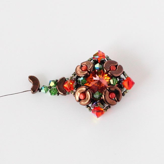 Bracelet été indien avec des perles Arcos© et Minos©, toupies PureCrystal : Etape 13