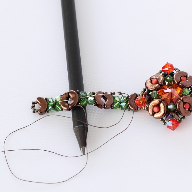 Bracelet été indien avec des perles Arcos© et Minos©, toupies PureCrystal : Etape 17