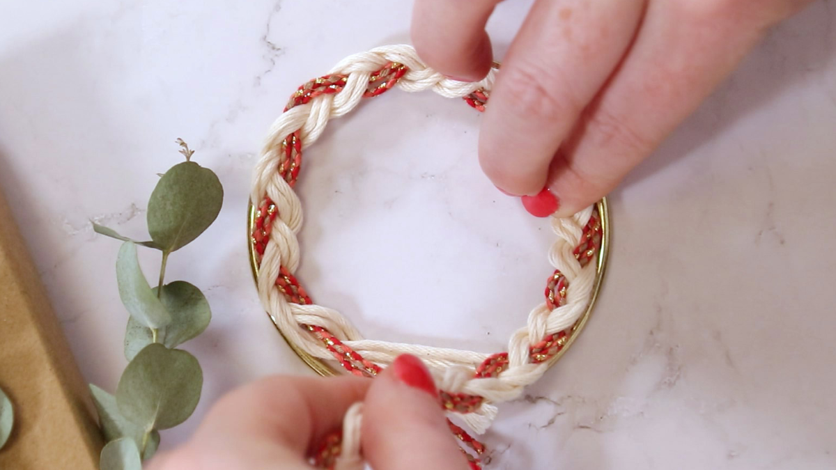 DIY facile Deco Couronne de noël Marque place en corde : Etape 7