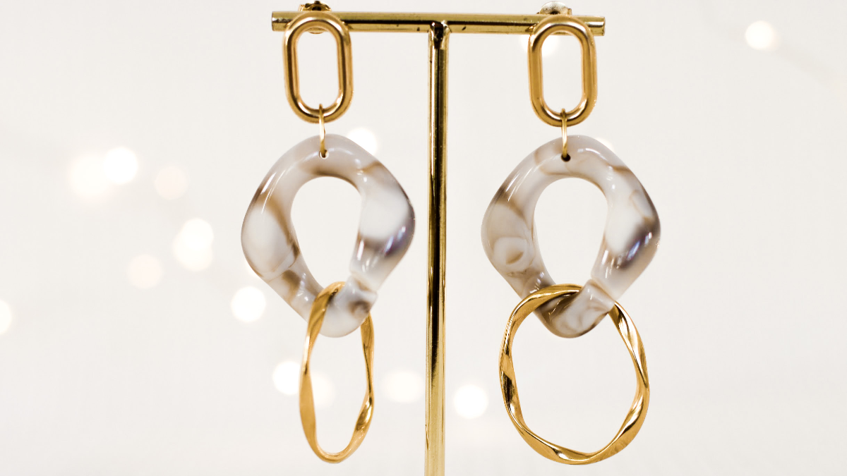 Tuto DIY Boucles d'oreilles pendantes originales en résine et acrylique Tuto DIY Boucles d'oreilles pendantes originales en résine et acrylique