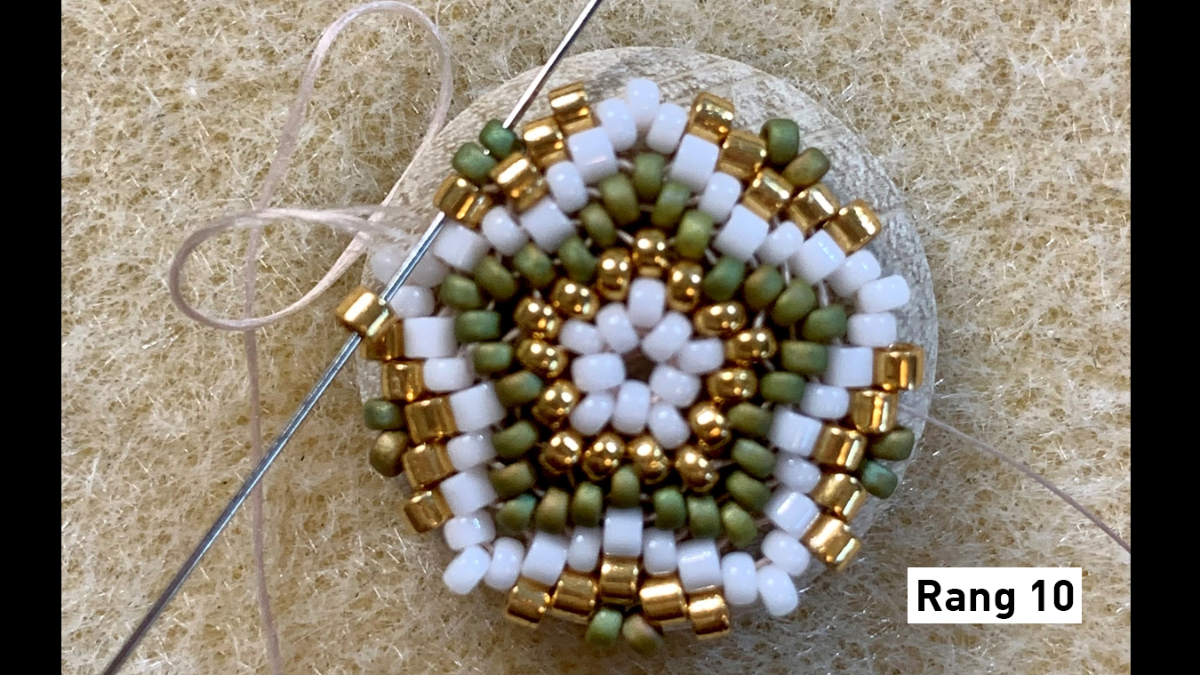 Boucles d'oreilles en tissage peyote circulaire 3D sur cabochons bois et estampes : Etape 6