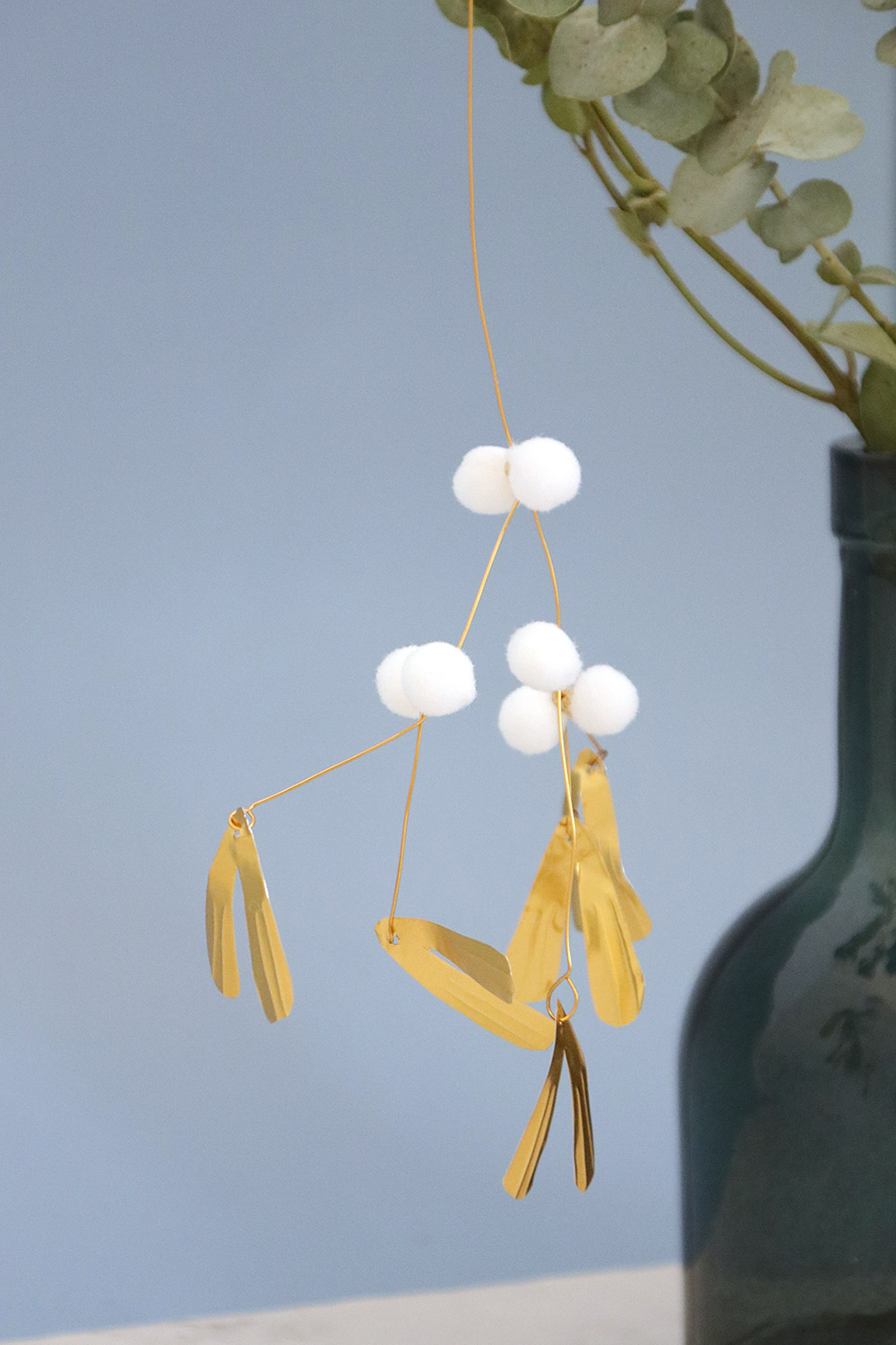 Schéma DIY déco Gui doré en métal à repousser et pompons blancs Schéma DIY déco Gui doré en métal à repousser et pompons blancs