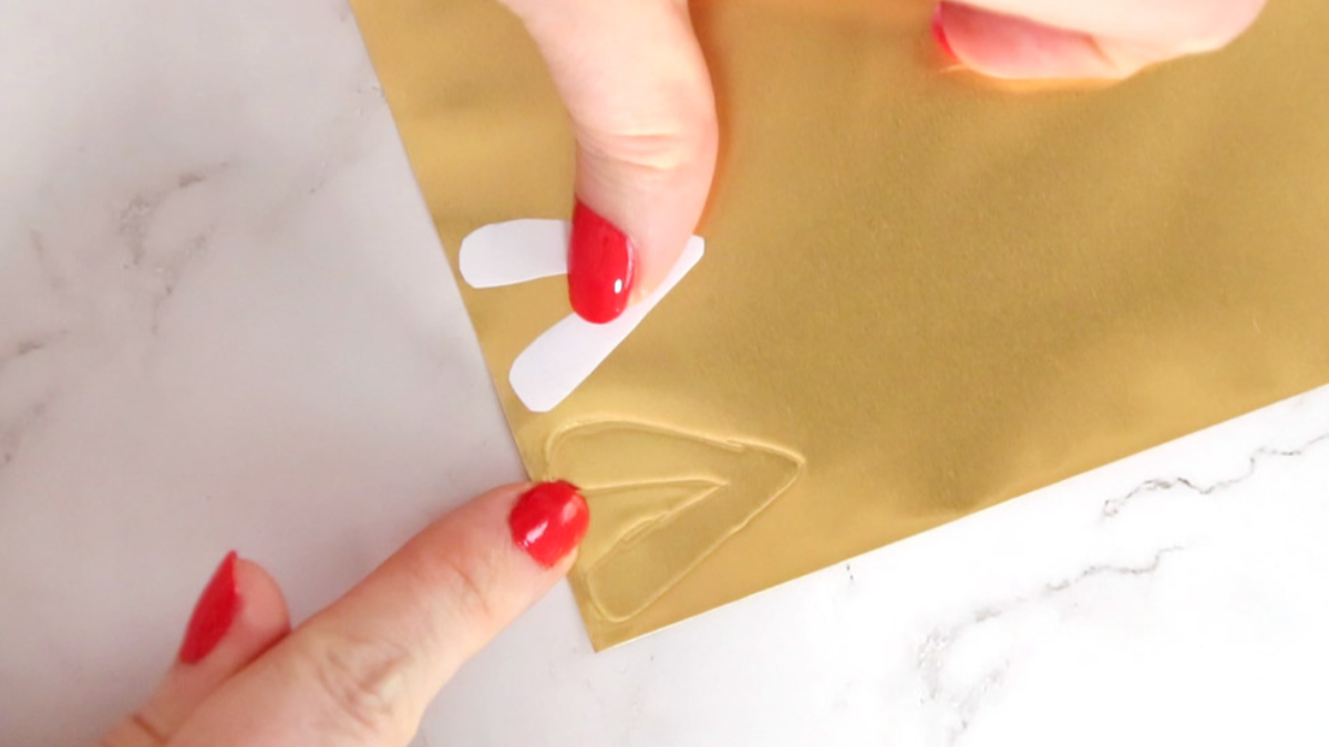 DIY déco Gui doré en métal à repousser et pompons blancs : Etape 1 DIY déco Gui doré en métal à repousser et pompons blancs : Etape 1