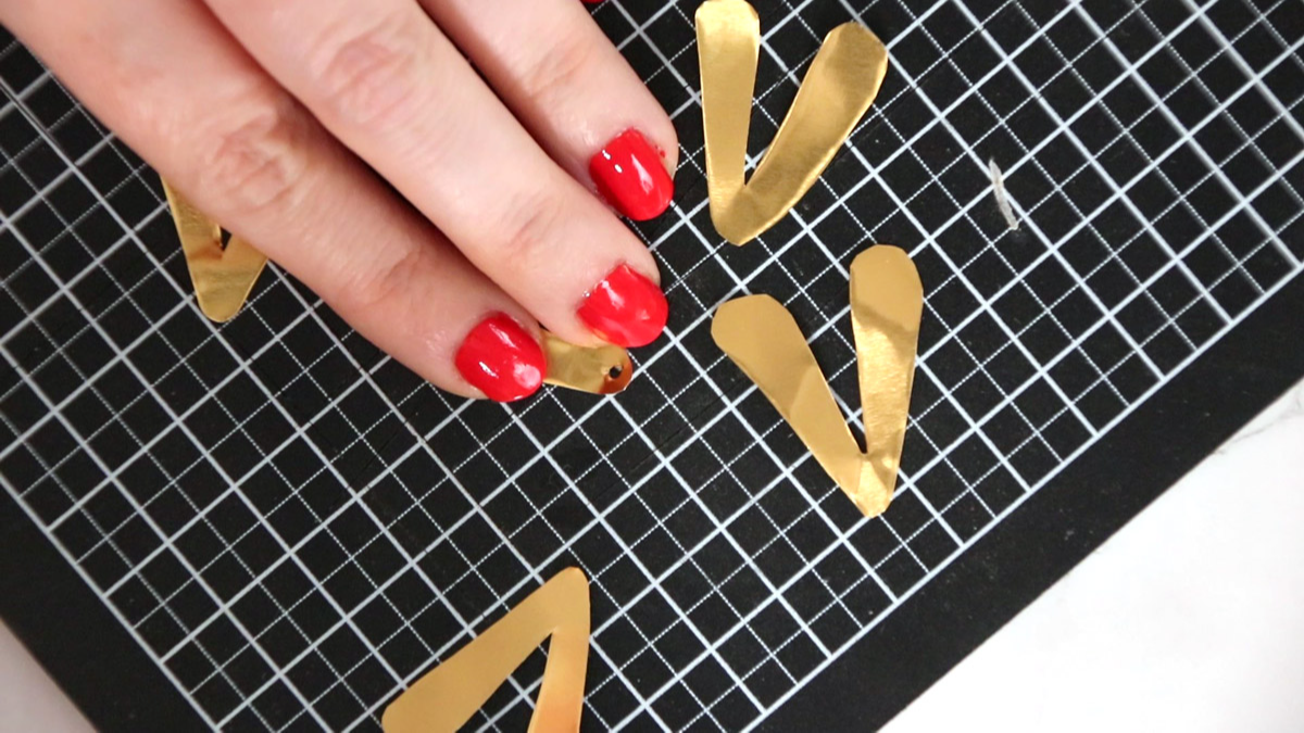 DIY déco Gui doré en métal à repousser et pompons blancs : Etape 2 DIY déco Gui doré en métal à repousser et pompons blancs : Etape 2