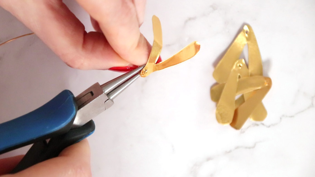 DIY déco Gui doré en métal à repousser et pompons blancs : Etape 3 DIY déco Gui doré en métal à repousser et pompons blancs : Etape 3