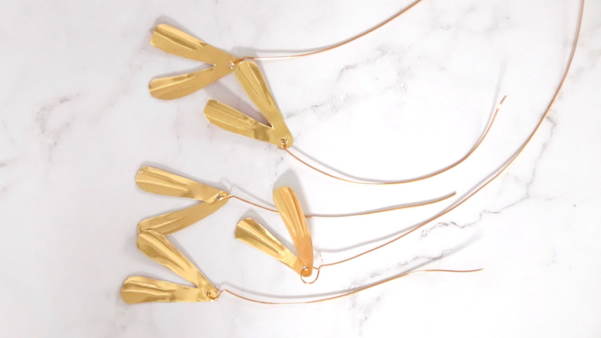 DIY déco Gui doré en métal à repousser et pompons blancs : Etape 4 DIY déco Gui doré en métal à repousser et pompons blancs : Etape 4