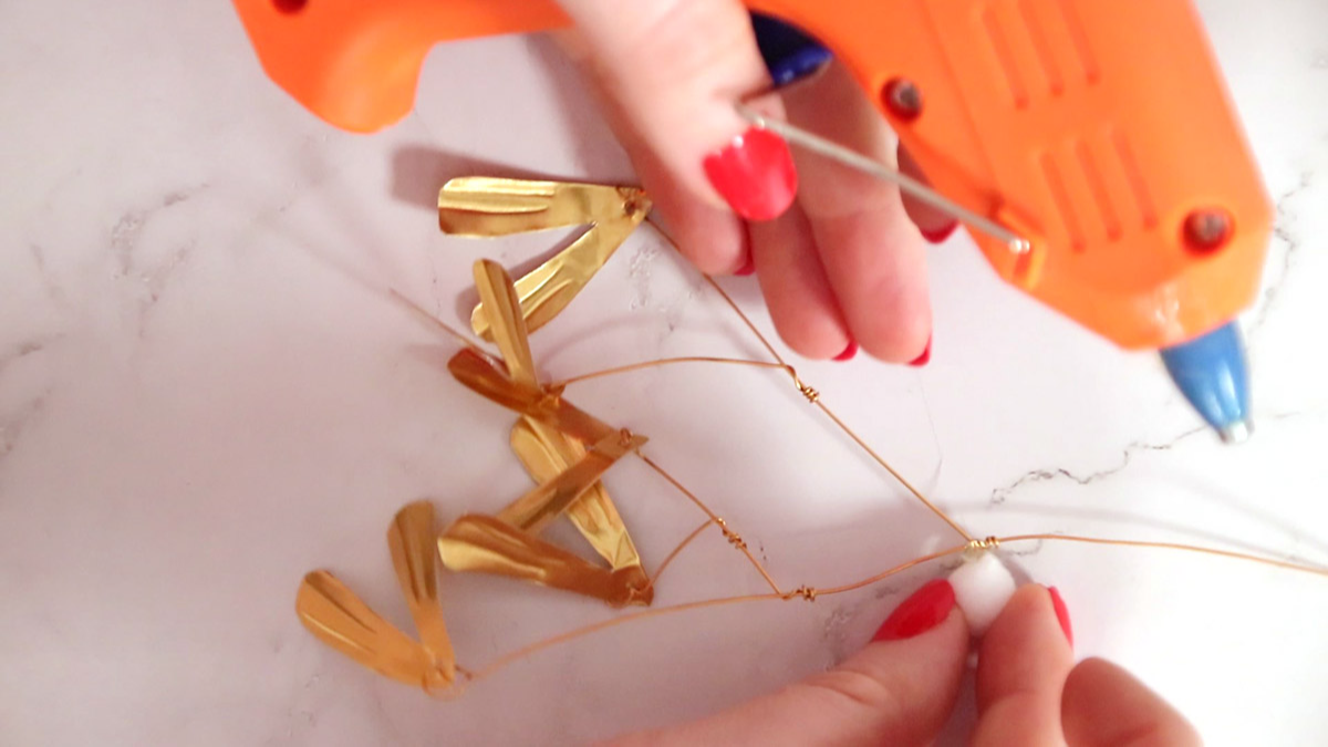 DIY déco Gui doré en métal à repousser et pompons blancs : Etape 5 DIY déco Gui doré en métal à repousser et pompons blancs : Etape 5