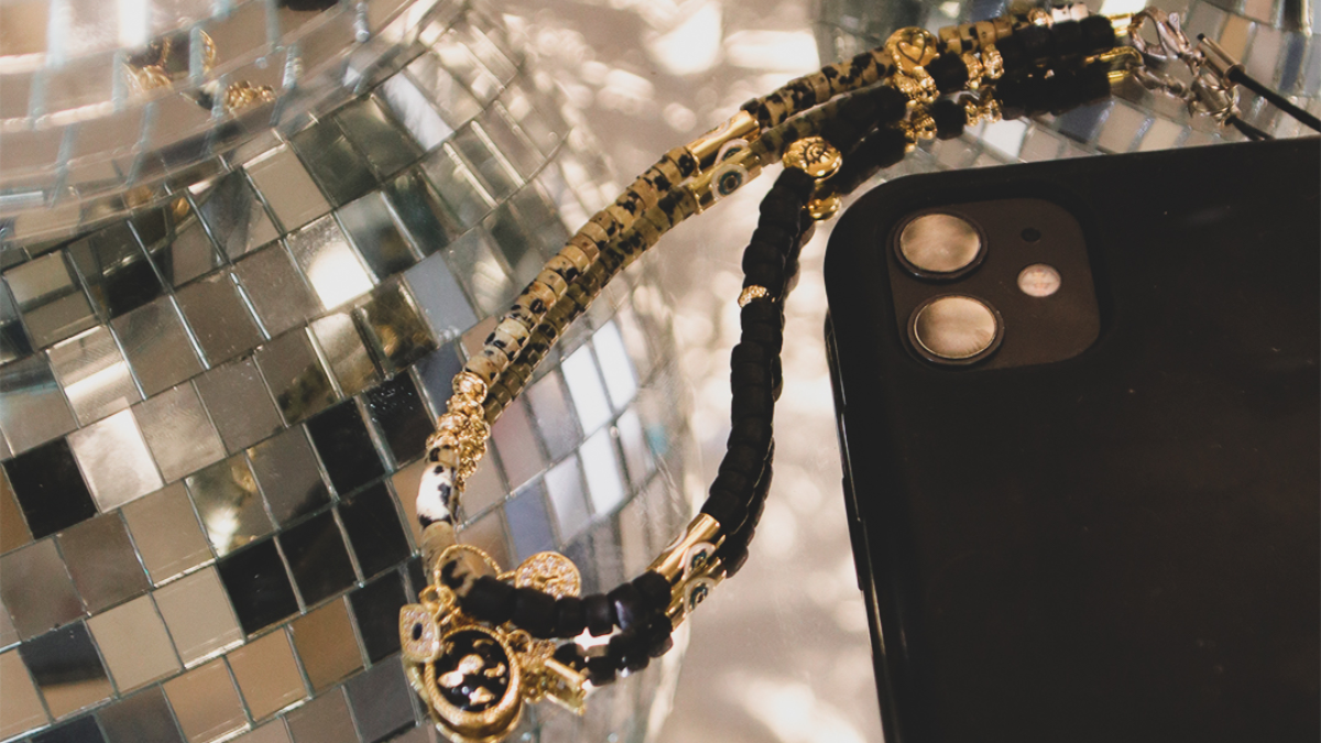 Schéma Bijou de téléphone portable avec perles heishi et breloques grigri