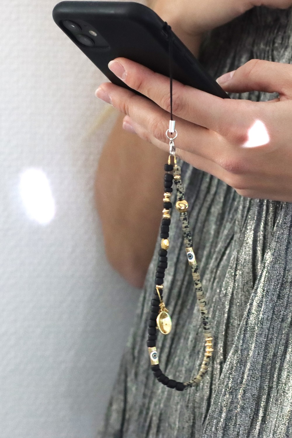 Schéma Bijou de téléphone portable avec perles heishi et breloques grigri