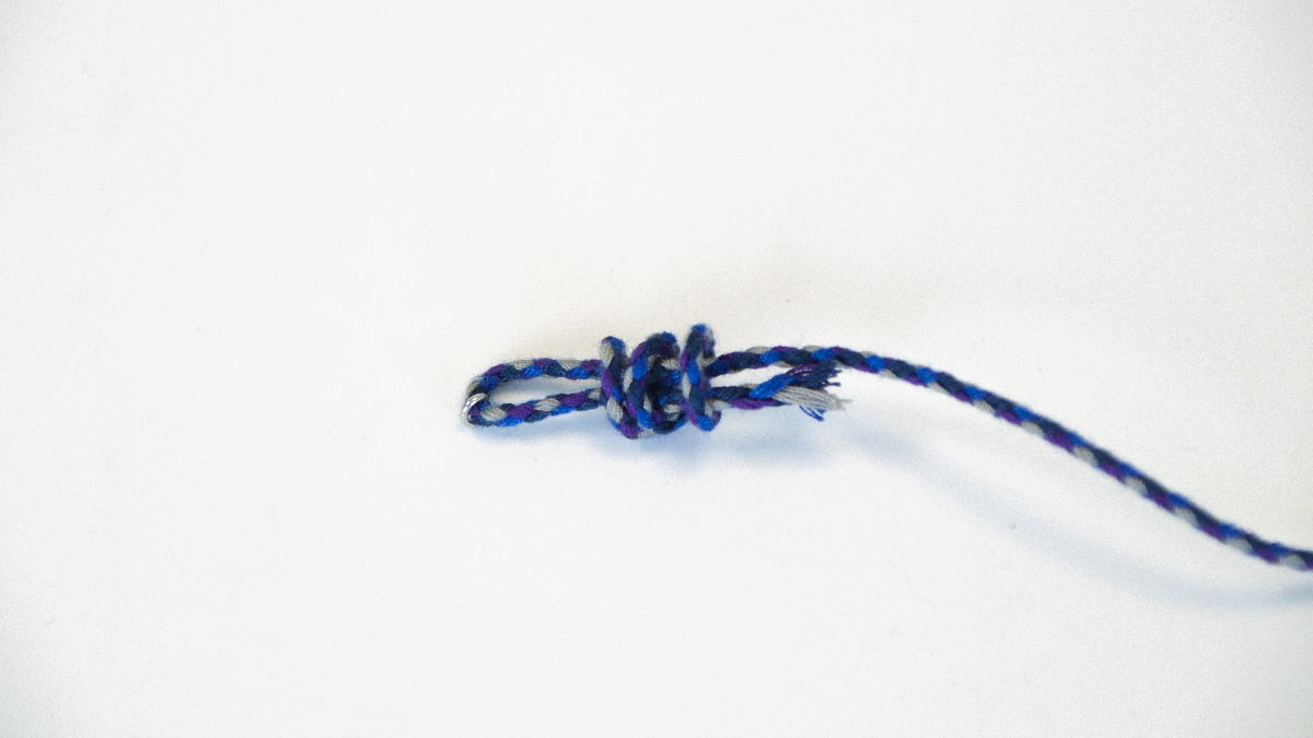 Bracelet homme breloques gri-gri et cordon tressé : Etape 1