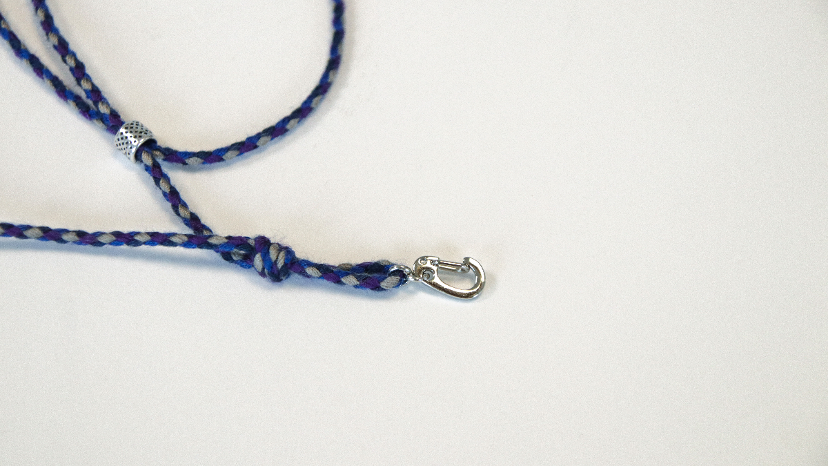 Bracelet homme breloques gri-gri et cordon tressé : Etape 2