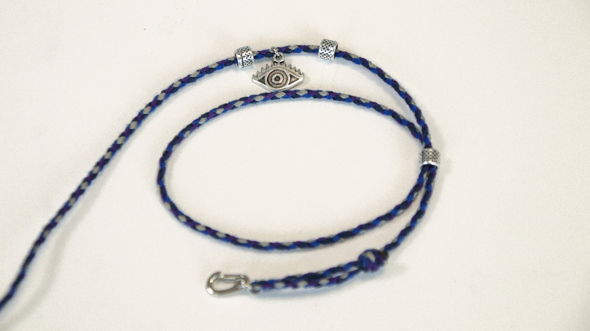 Bracelet homme breloques gri-gri et cordon tressé : Etape 3