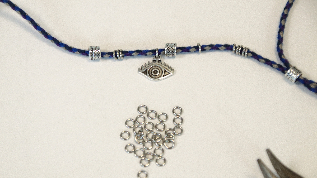 Bracelet homme breloques gri-gri et cordon tressé : Etape 4