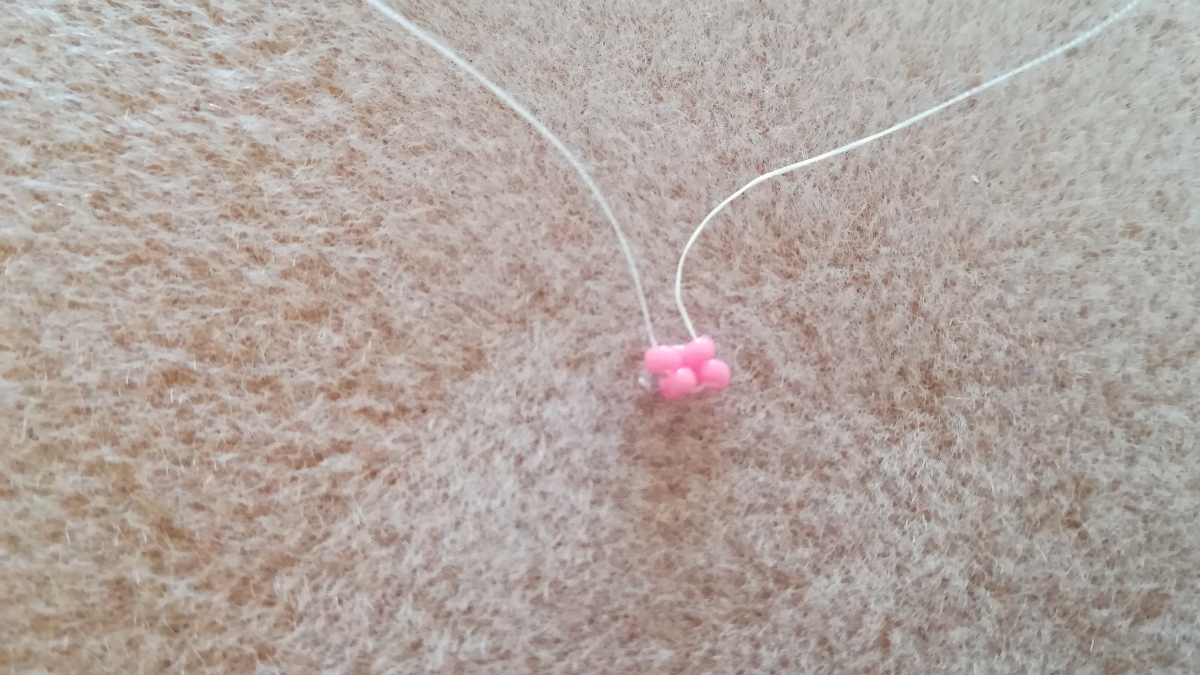 DIY Manchette large motif abstract tissage herringbone et peyote en rocailles Miyuki 11/0 : Etape 1 DIY Manchette large motif abstract tissage herringbone et peyote en rocailles Miyuki 11/0 : Etape 1