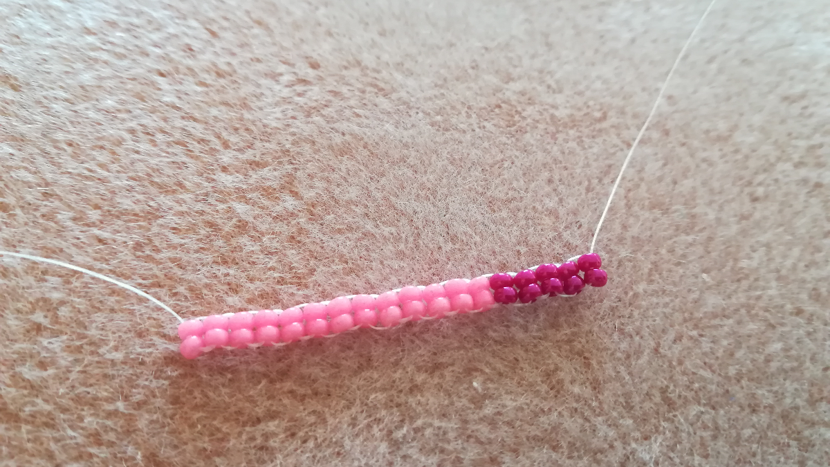 DIY Manchette large motif abstract tissage herringbone et peyote en rocailles Miyuki 11/0 : Etape 2 DIY Manchette large motif abstract tissage herringbone et peyote en rocailles Miyuki 11/0 : Etape 2