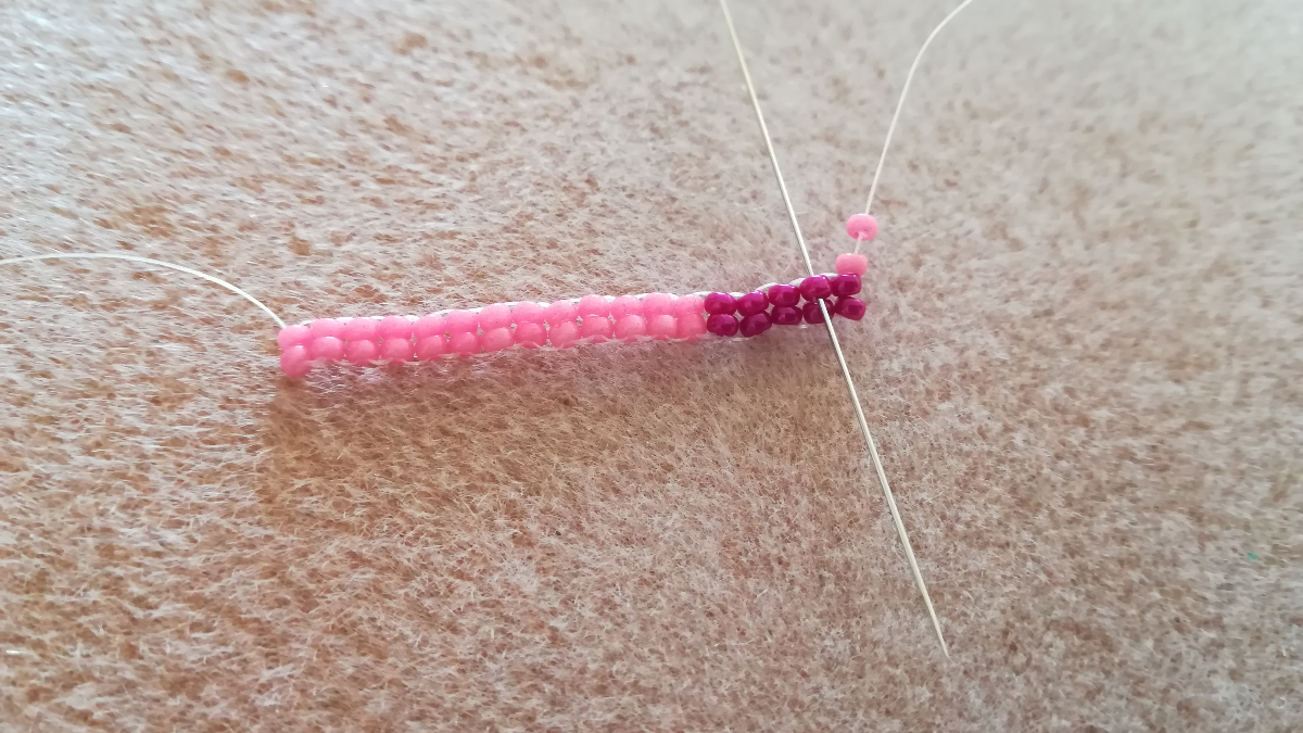 DIY Manchette large motif abstract tissage herringbone et peyote en rocailles Miyuki 11/0 : Etape 3 DIY Manchette large motif abstract tissage herringbone et peyote en rocailles Miyuki 11/0 : Etape 3