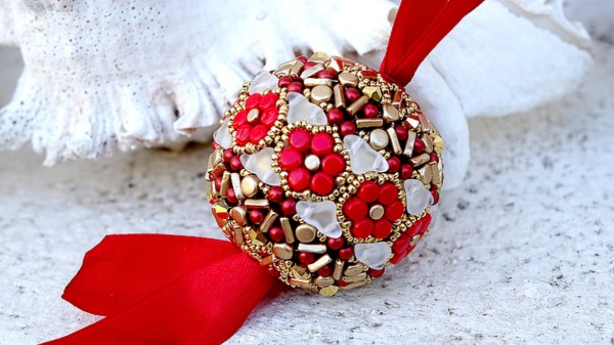 Schéma DIY Boule de Noël en perles en verre Kalos, Helios et Piros par Puca