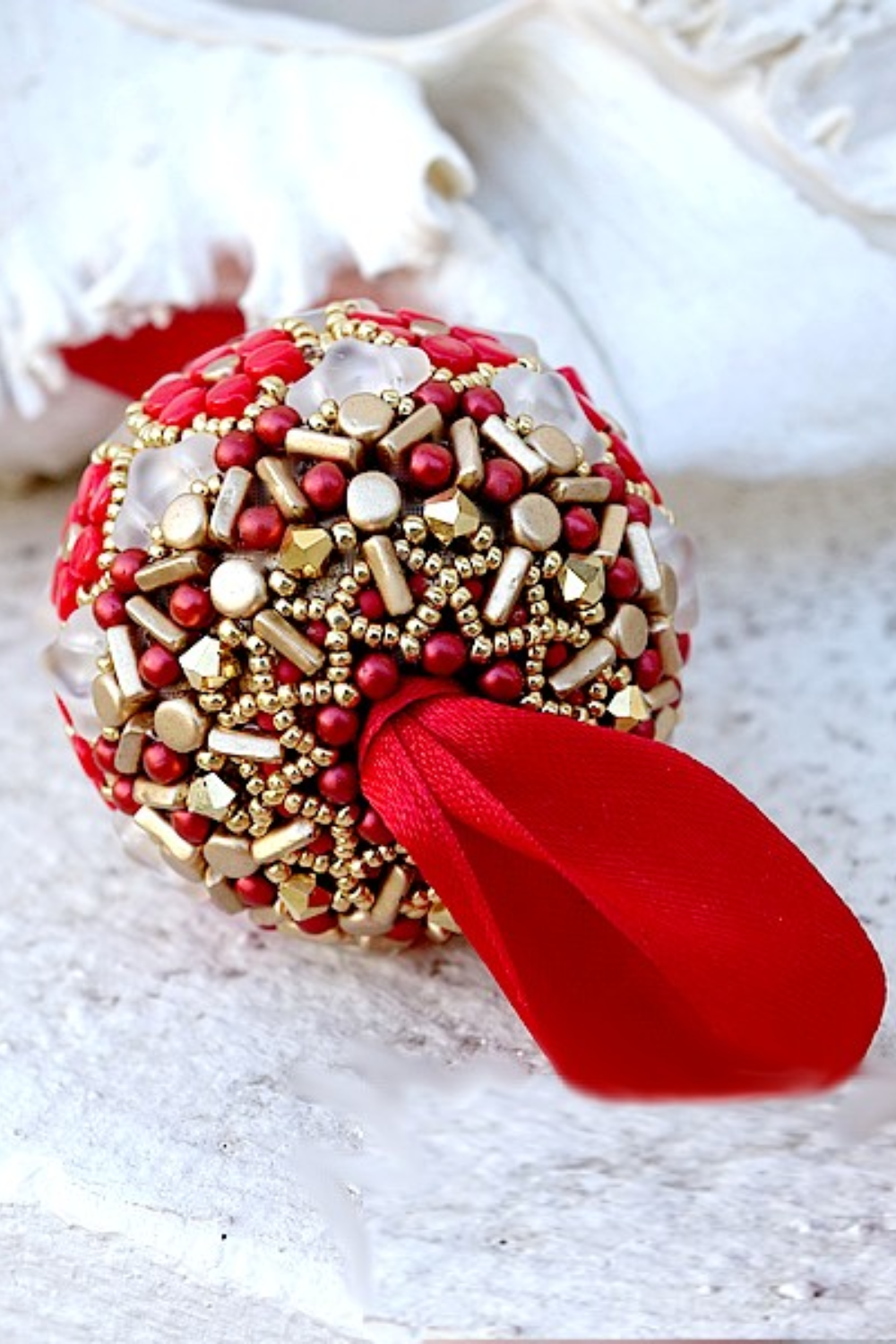 Schéma DIY Boule de Noël en perles en verre Kalos, Helios et Piros par Puca
