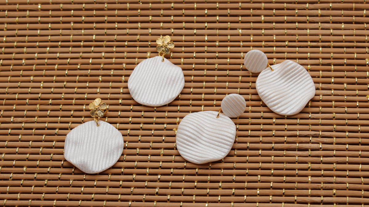 Schéma Boucles d'oreilles chips striées en pâte polymère nacrée Schéma Boucles d'oreilles chips striées en pâte polymère nacrée