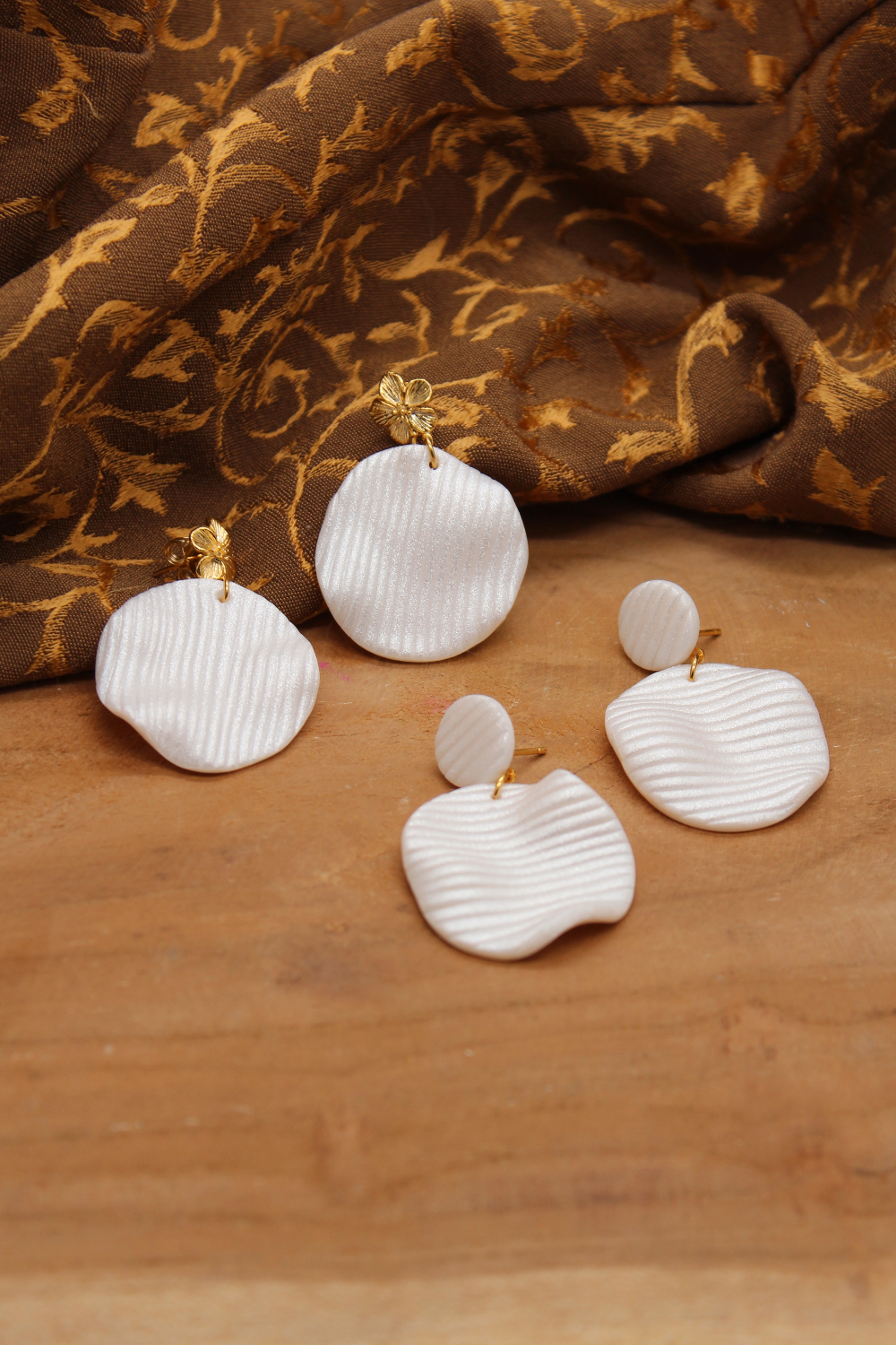 Schéma Boucles d'oreilles chips striées en pâte polymère nacrée Schéma Boucles d'oreilles chips striées en pâte polymère nacrée